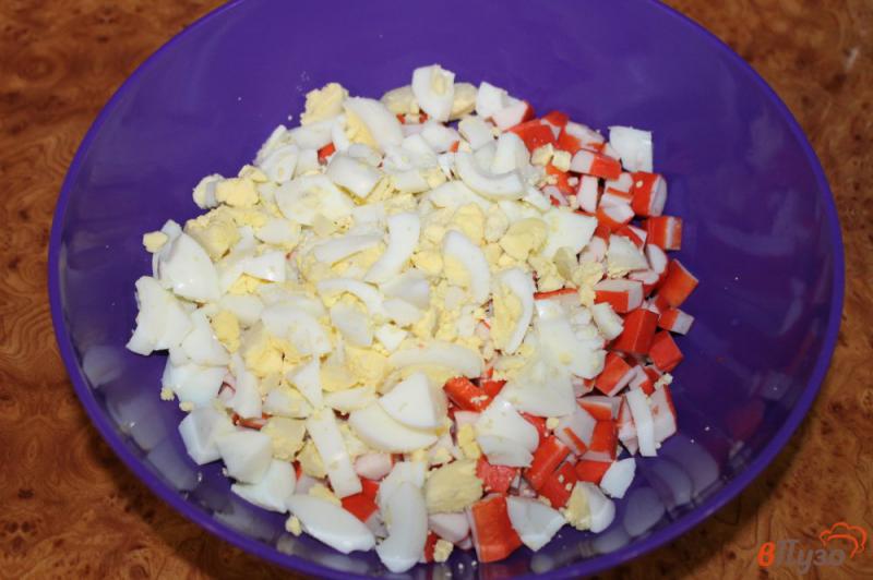 Фото приготовление рецепта: Салат из кукурузы и крабовых палочек шаг №3