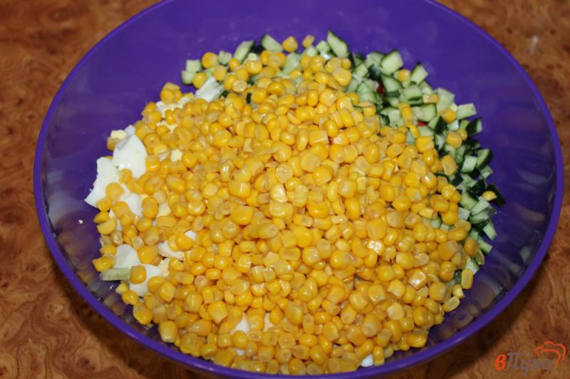 Фото приготовление рецепта: Салат из кукурузы и крабовых палочек шаг №5