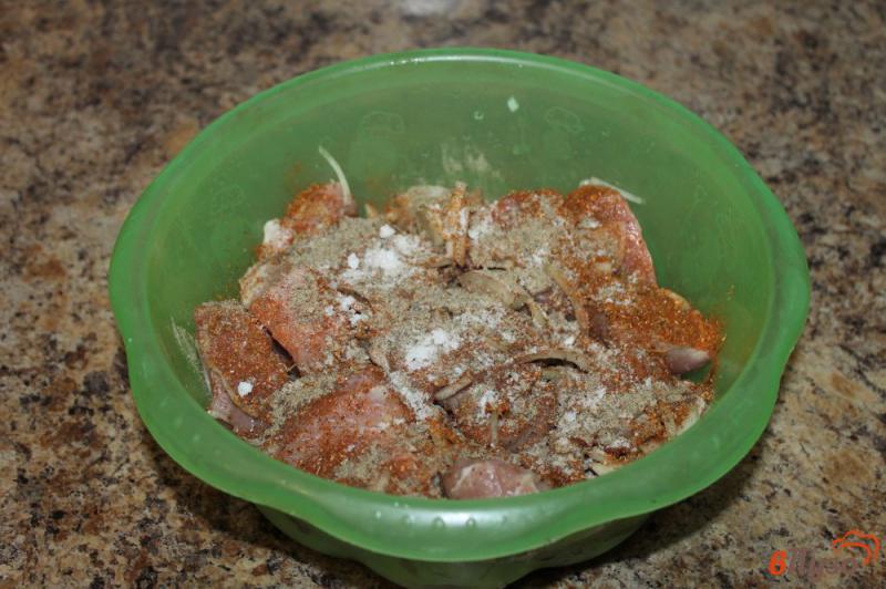 Фото приготовление рецепта: Свиной шашлык маринованный в майонезе шаг №3