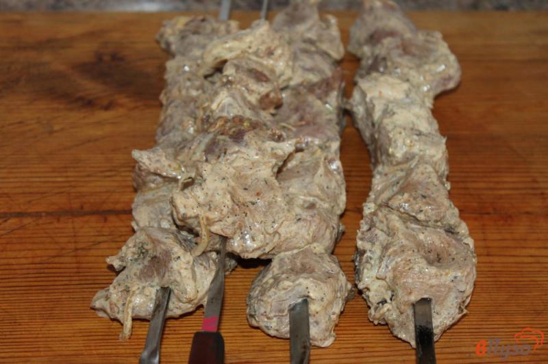 Фото приготовление рецепта: Свиной шашлык маринованный в майонезе шаг №5