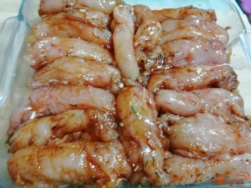 Фото приготовление рецепта: Куриная грудка с кабачком запеченная под сыром шаг №6