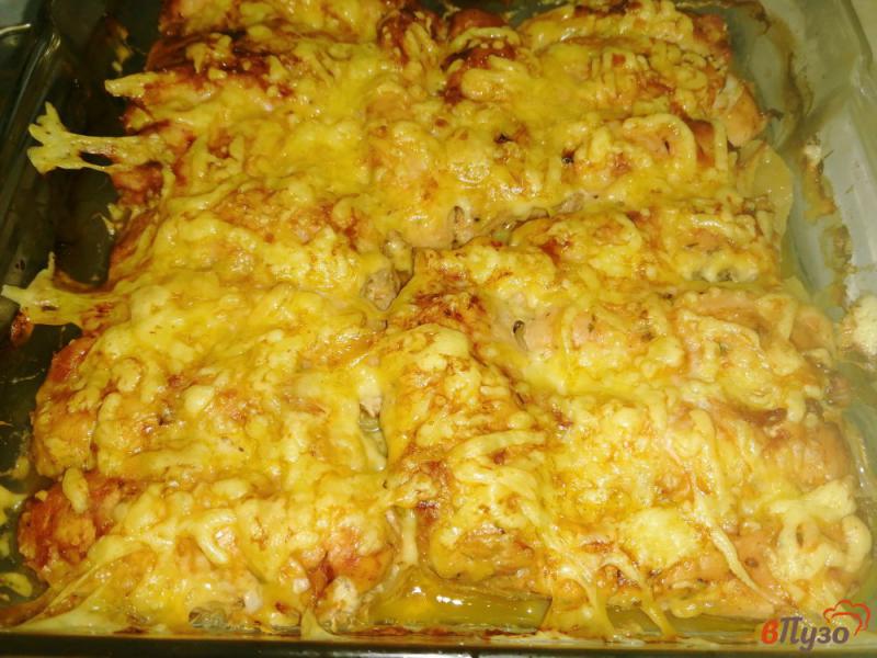 Фото приготовление рецепта: Куриная грудка с кабачком запеченная под сыром шаг №8