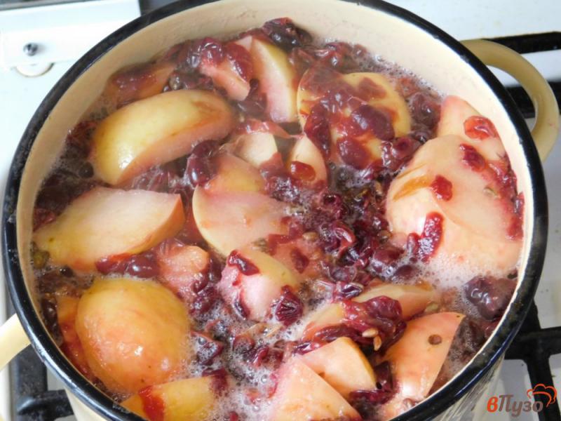 Фото приготовление рецепта: Компот из винограда с яблоками шаг №3