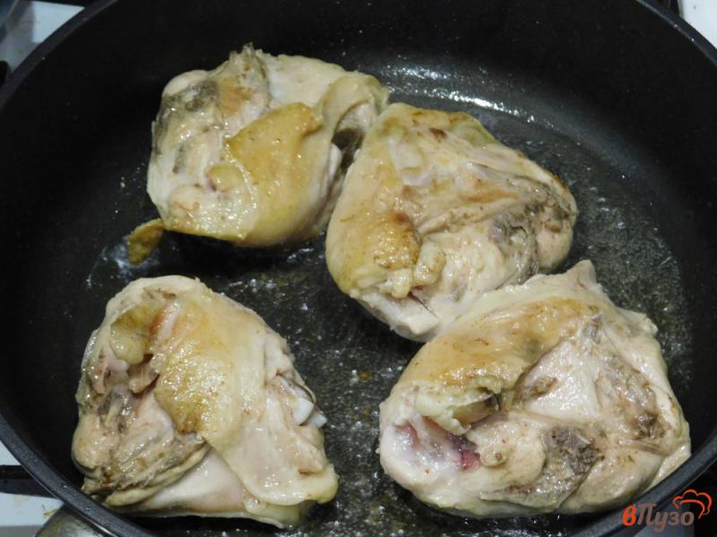 Фото приготовление рецепта: Куриные бедра в луком соусе шаг №1