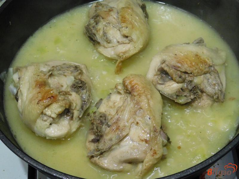 Фото приготовление рецепта: Куриные бедра в луком соусе шаг №4