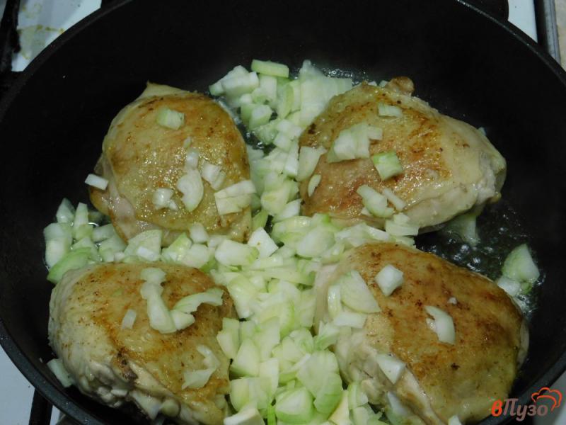 Фото приготовление рецепта: Куриные бедра в луком соусе шаг №3