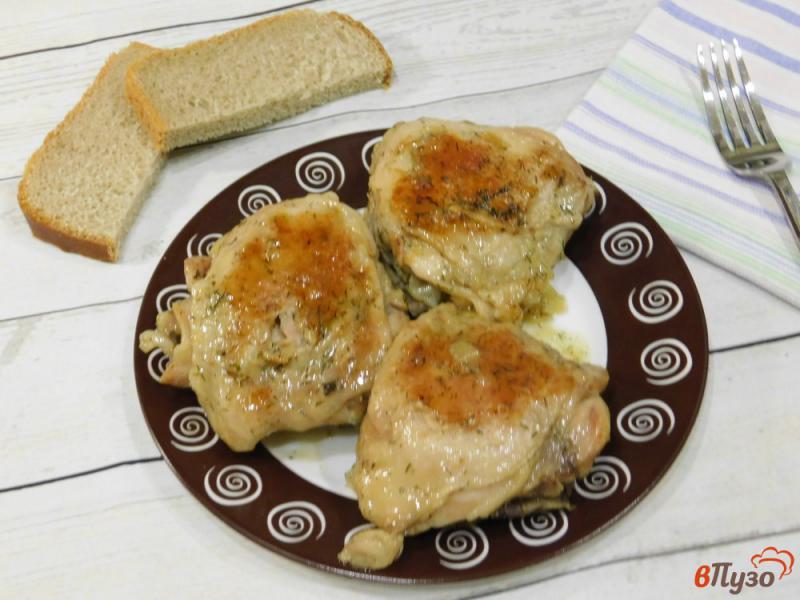 Фото приготовление рецепта: Куриные бедра в луком соусе шаг №5