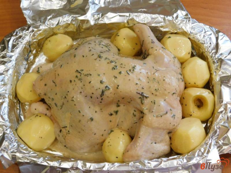 Фото приготовление рецепта: Курица с картошкой в духовке шаг №4