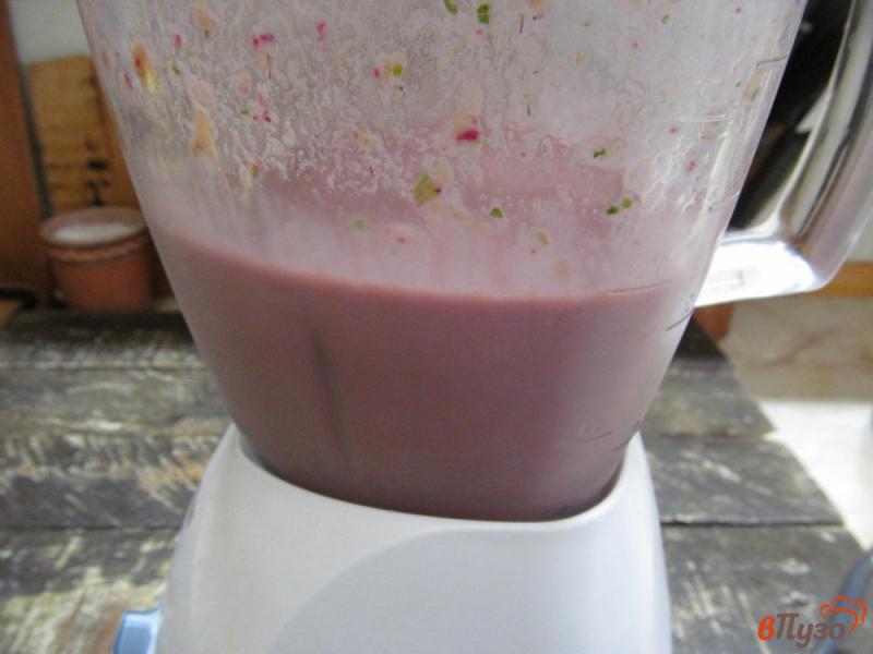 Фото приготовление рецепта: Смузи на йогурте со шпинатом и ягодами шаг №3