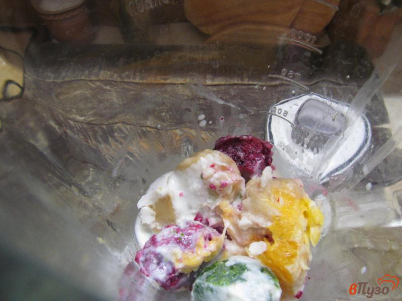Фото приготовление рецепта: Смузи на йогурте со шпинатом и ягодами шаг №2