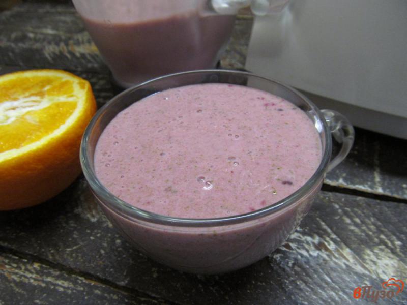 Фото приготовление рецепта: Смузи на йогурте со шпинатом и ягодами шаг №4