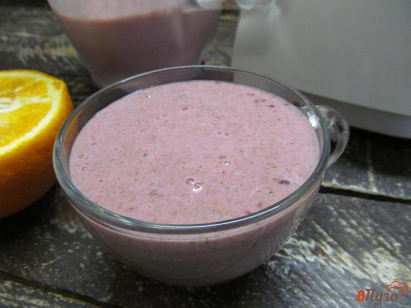 Фото приготовление рецепта: Смузи на йогурте со шпинатом и ягодами шаг №5