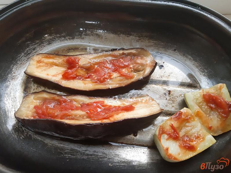 Фото приготовление рецепта: Запеченные баклажаны и цуккини с томатным соусом шаг №4