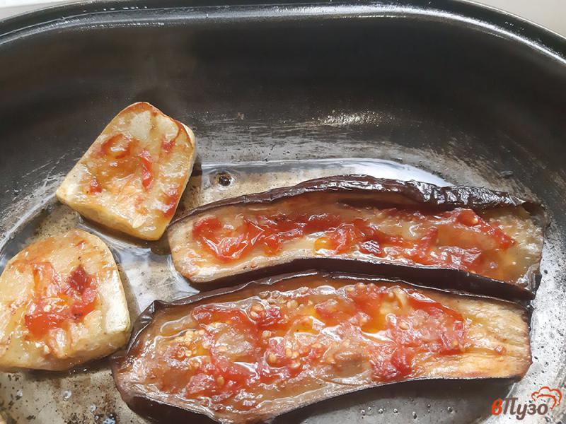 Фото приготовление рецепта: Запеченные баклажаны и цуккини с томатным соусом шаг №5