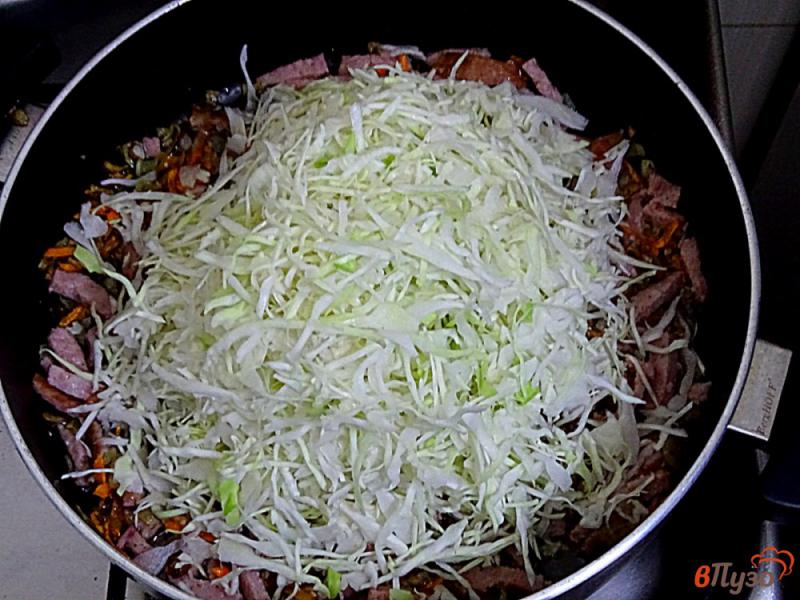 Фото приготовление рецепта: Капуста тушёная по-польски с кобасой шаг №7