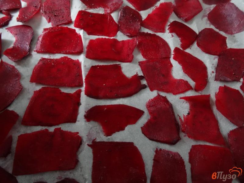 Фото приготовление рецепта: Свекольные чипсы с черным перцем в духовке шаг №3