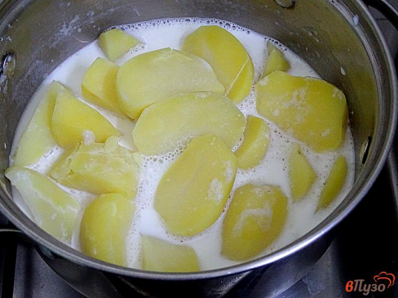 Фото приготовление рецепта: Картофель отваренный в молоке шаг №4