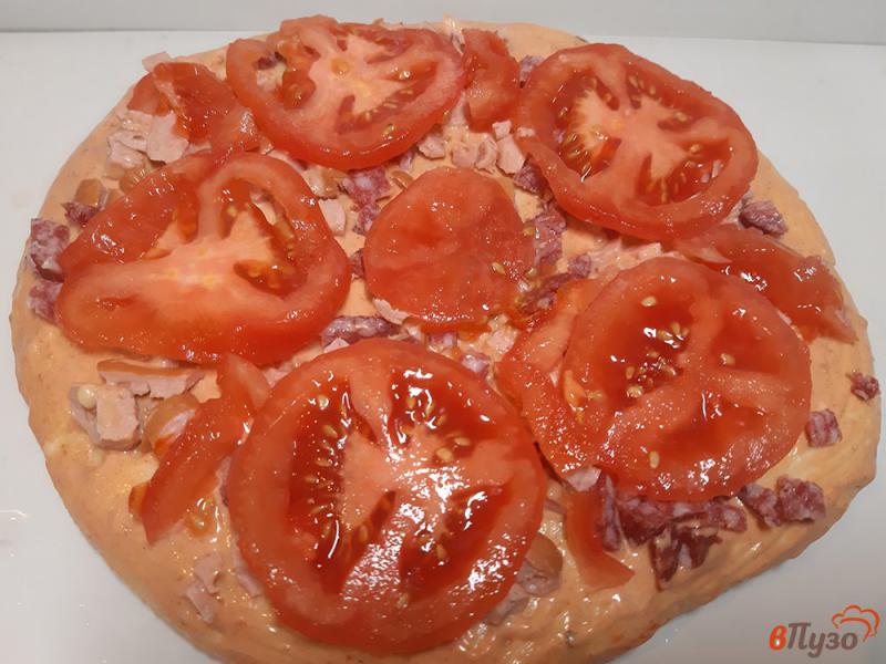 Фото приготовление рецепта: Пицца с колбасками и оливками шаг №6