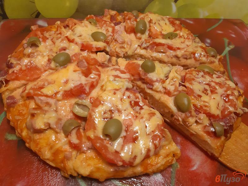 Фото приготовление рецепта: Пицца с колбасками и оливками шаг №10