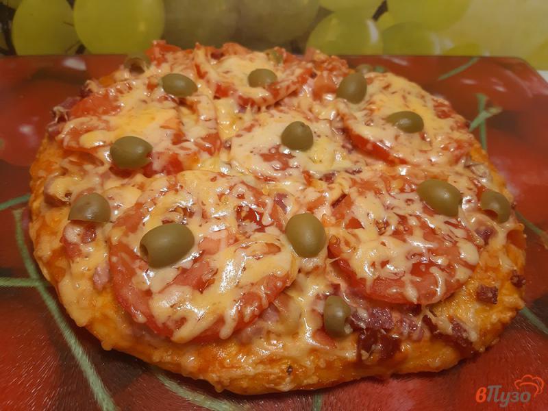 Фото приготовление рецепта: Пицца с колбасками и оливками шаг №9