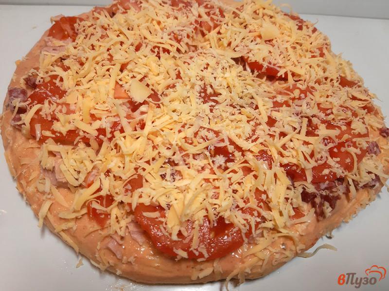 Фото приготовление рецепта: Пицца с колбасками и оливками шаг №7