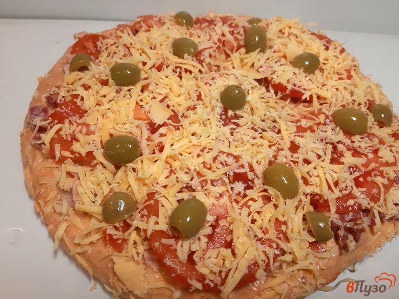 Фото приготовление рецепта: Пицца с колбасками и оливками шаг №8