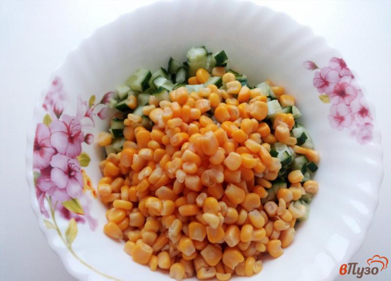 Фото приготовление рецепта: Салат из ветчины, кукурузы и огурца шаг №4