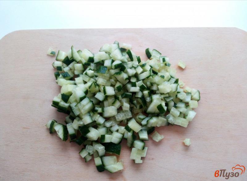 Фото приготовление рецепта: Салат из ветчины, кукурузы и огурца шаг №3