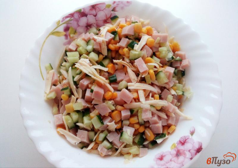 Фото приготовление рецепта: Салат из ветчины, кукурузы и огурца шаг №6