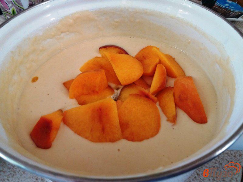 Фото приготовление рецепта: Блины с персиковым припеком шаг №3