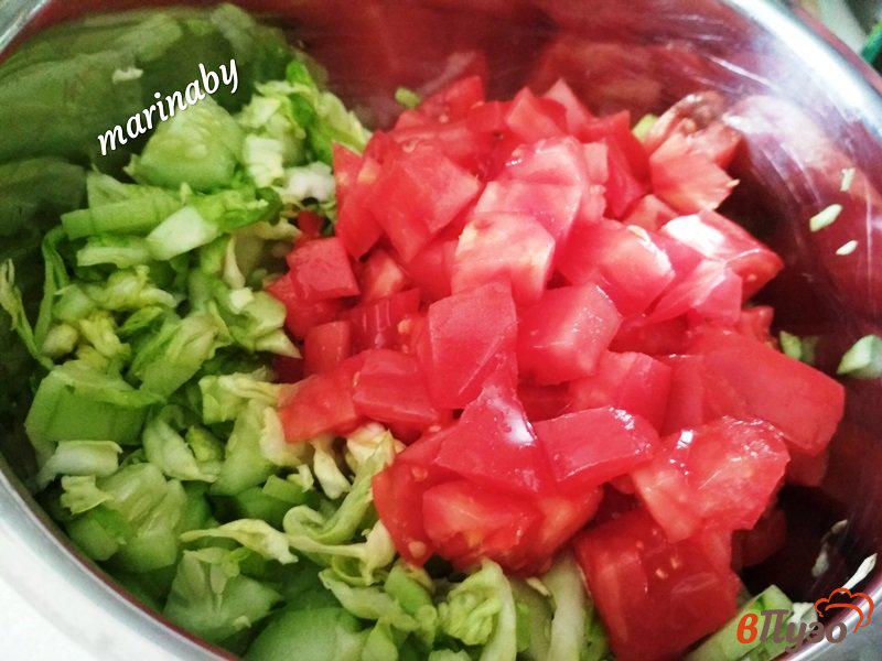 Фото приготовление рецепта: Салат овощной с молодой капустой шаг №4