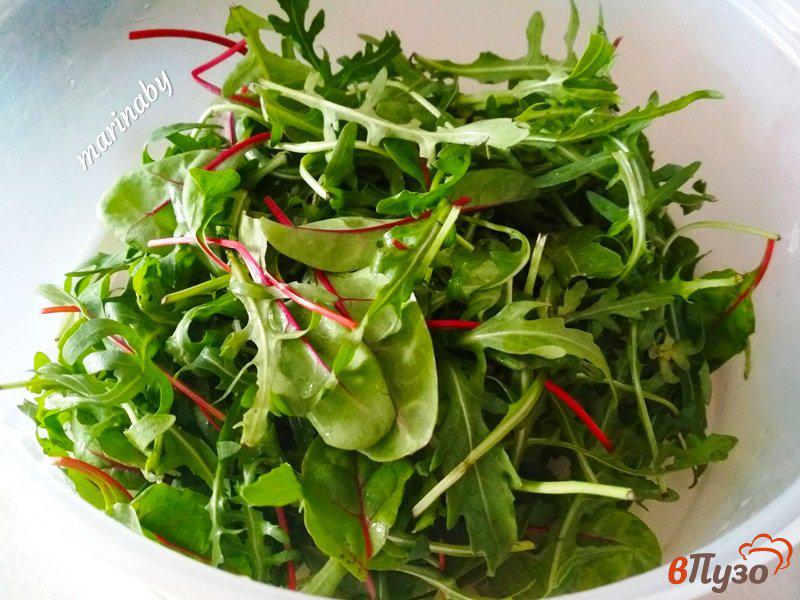 Фото приготовление рецепта: Салат овощной с рукколой и мангольдом шаг №3