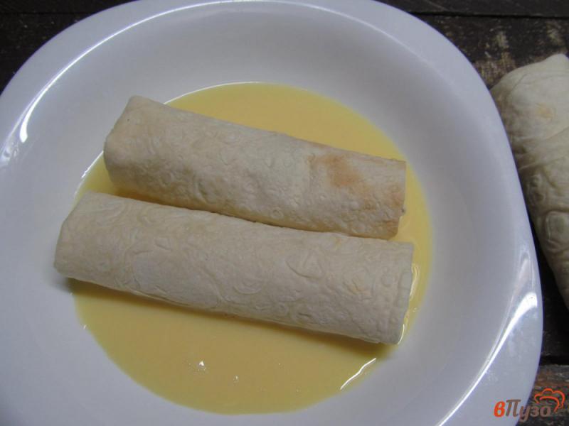 Фото приготовление рецепта: Рулеты из лаваша с яйцом и сыром шаг №6