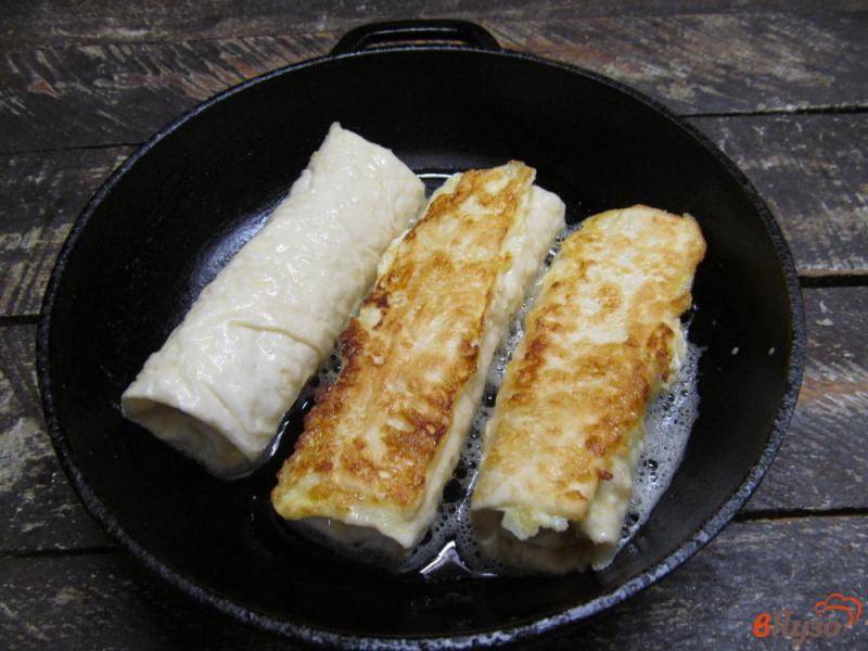 Фото приготовление рецепта: Рулеты из лаваша с яйцом и сыром шаг №7