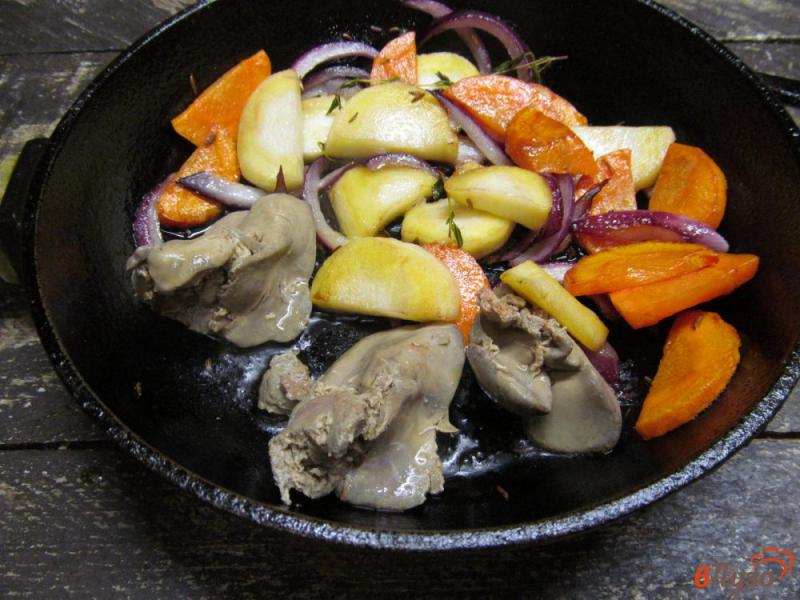 Фото приготовление рецепта: Фрикасе из овощей и куриной печени шаг №3
