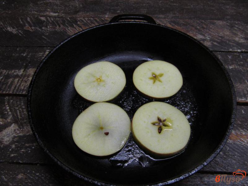 Фото приготовление рецепта: Салат со свеклой яблоком и сыром с плесенью шаг №1