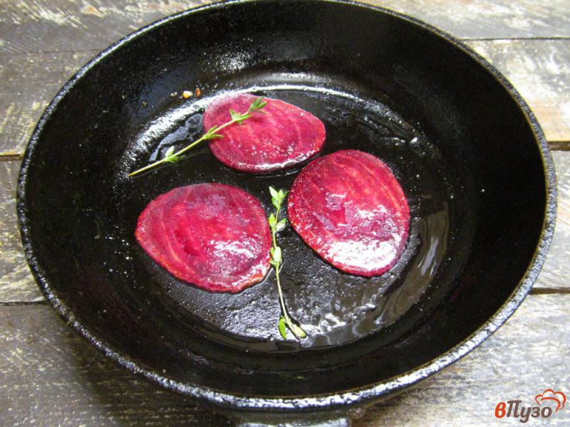 Фото приготовление рецепта: Салат со свеклой яблоком и сыром с плесенью шаг №3