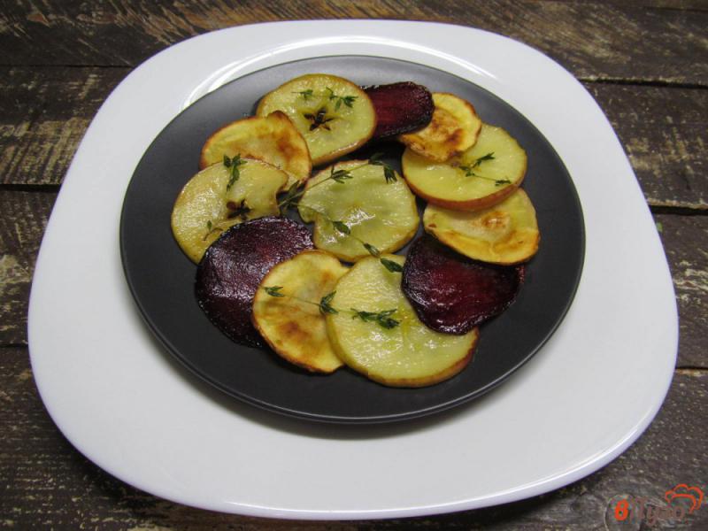 Фото приготовление рецепта: Салат со свеклой яблоком и сыром с плесенью шаг №4