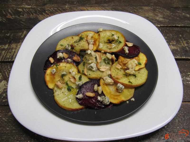 Фото приготовление рецепта: Салат со свеклой яблоком и сыром с плесенью шаг №5