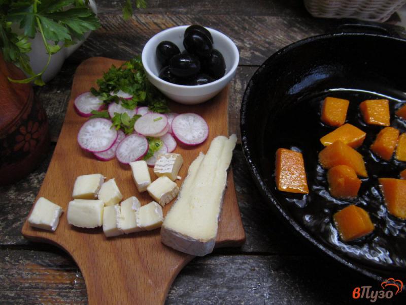 Фото приготовление рецепта: Средиземноморский салат из пасты с тыквой и сыром шаг №2