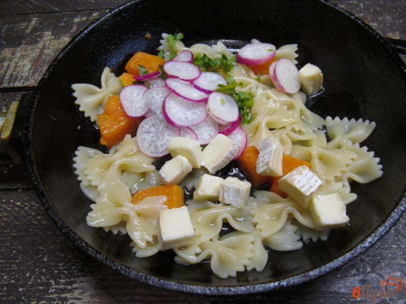Фото приготовление рецепта: Средиземноморский салат из пасты с тыквой и сыром шаг №4