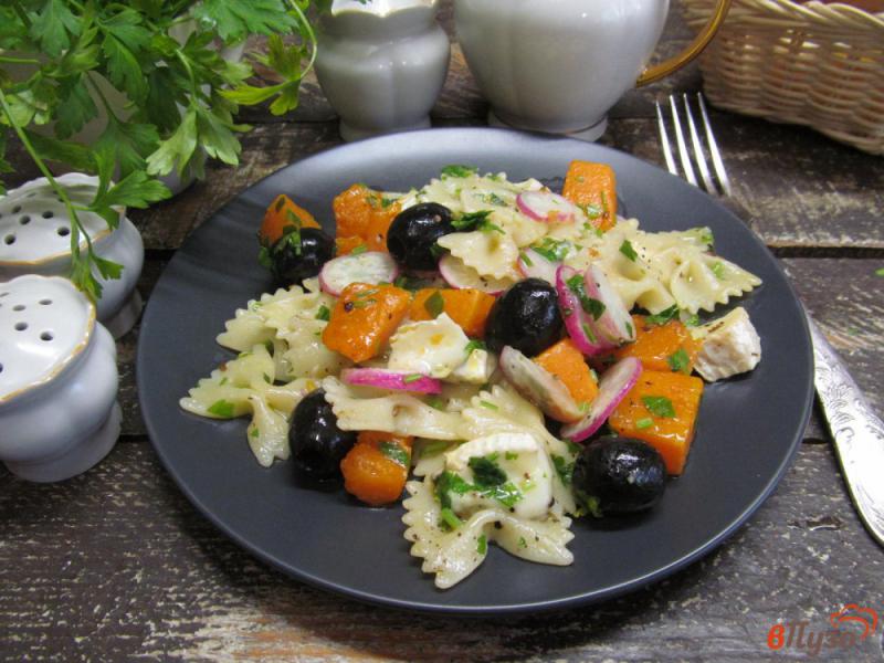 Фото приготовление рецепта: Средиземноморский салат из пасты с тыквой и сыром шаг №6