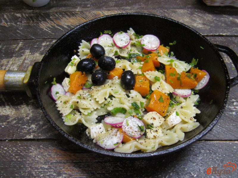 Фото приготовление рецепта: Средиземноморский салат из пасты с тыквой и сыром шаг №5