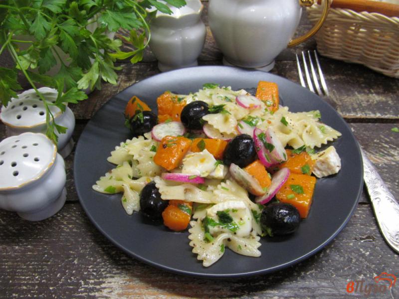 Фото приготовление рецепта: Средиземноморский салат из пасты с тыквой и сыром шаг №7