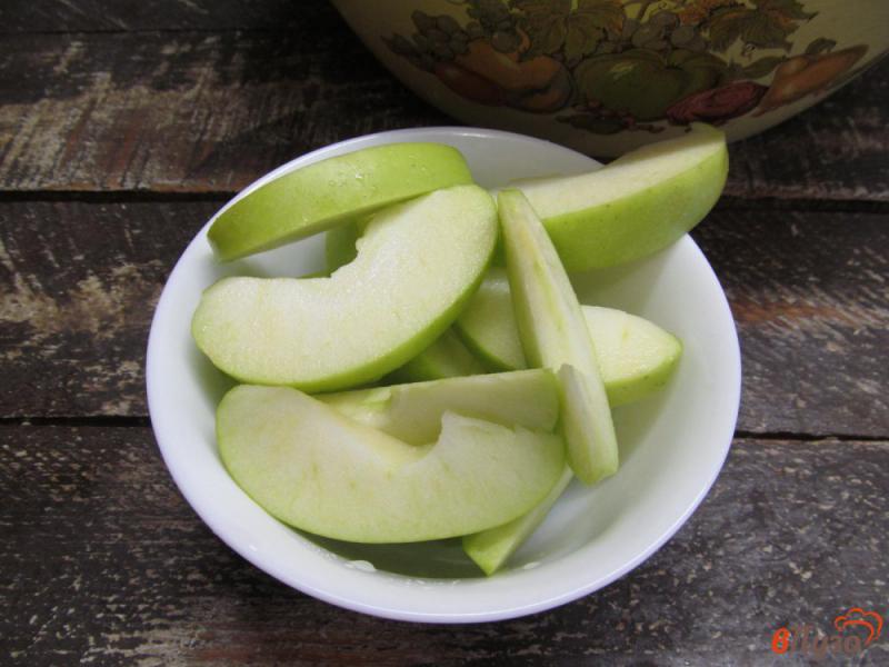 Фото приготовление рецепта: Квашеная капуста с яблоком и тимьяном шаг №4