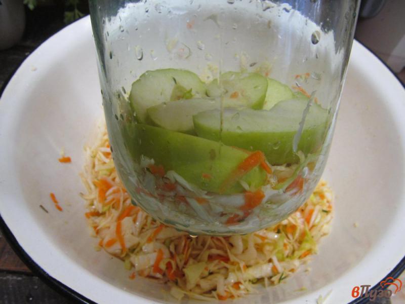 Фото приготовление рецепта: Квашеная капуста с яблоком и тимьяном шаг №5