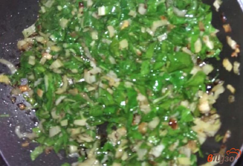 Фото приготовление рецепта: Теплый салат из мангольда с колбасой шаг №8