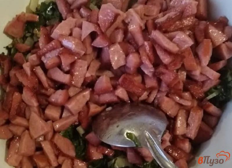 Фото приготовление рецепта: Теплый салат из мангольда с колбасой шаг №11
