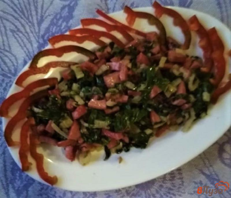 Фото приготовление рецепта: Теплый салат из мангольда с колбасой шаг №13