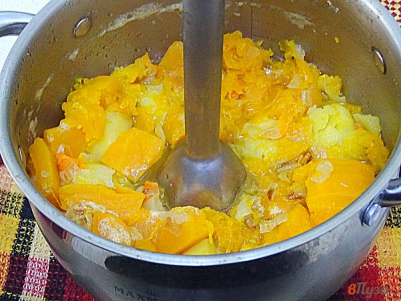 Фото приготовление рецепта: Суп пюре с тыквой на бульоне из куриных желудков шаг №7